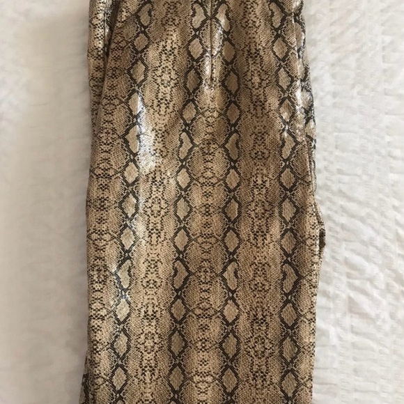 NWOT brown snakeskin print. Size medium - Picture 4 of 8